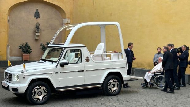 PAPAMOBILE-PAPE-FRANCOIS-VATICAN-CYPRIEN-VIET
