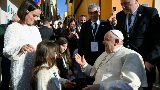 Pope-Francis-blesses-Maggy-daughter-of-French-singer-Alizee.-Vatican-Media