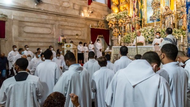 SEMINARISTES-shutterstock