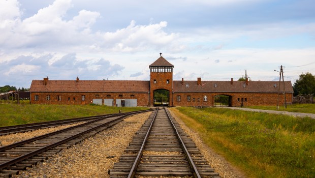 AUSCHWITZ-DEPORTATION-SECONDE-GUERRE-MONDIALE-shutterstock