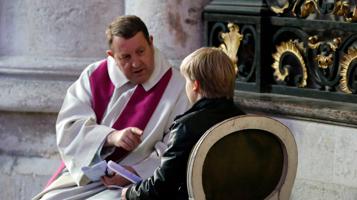 ENFANT-CONFESSION-RECONCILIATION-SACREMENT