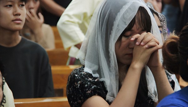 FEMME-MESSE-PRIERE-EGLISE-BIRMANIE-ACN