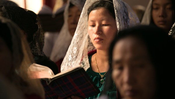 PRIERE-FEMME-BIRMANIE-MISSEL-ACN