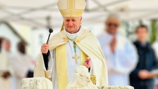 Mgr Jean-Yves Nahmias, évêque de Meaux a béni trois pierres de la future église Sainte-Bathilde, à Chelles (Seine-et-Marne), le 26 janvier 2025.