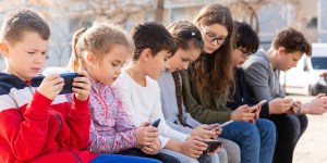 Quel est le bon âge pour les réseaux sociaux ?