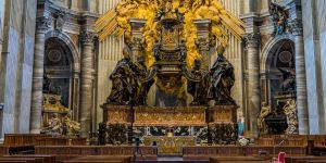 L’étonnante chaise surélevée au fond de la basilique Saint-Pierre à Rome