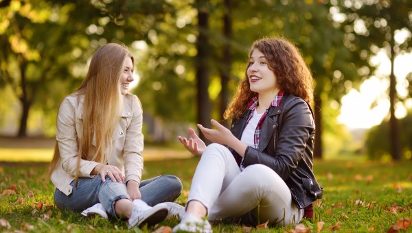 DEUX-FEMMES-DISCUSSION-shutterstock