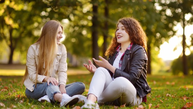 DEUX-FEMMES-DISCUSSION-shutterstock