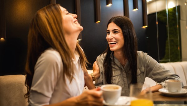DEUX-FEMMES-SOURIRE-RESTAURANT-shutterstock
