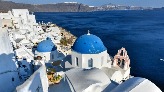 Eglise-de-la-Resurrection-du-Christ-dOia-santorin-shutterstock