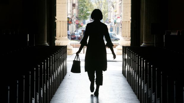 FEMME-EGLISE-GODONG
