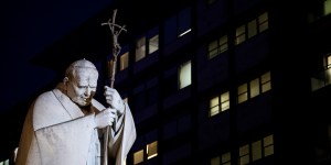 Élan de prière pour le pape François hospitalisé