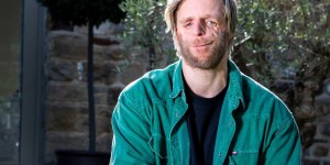 Rejeté par ses parents, Jono a trouvé un ange gardien sur terre