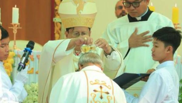 Mgr-Peter-Tin-Wai-BIRMANIE-CONSECRATION-AGENCE-FIDES