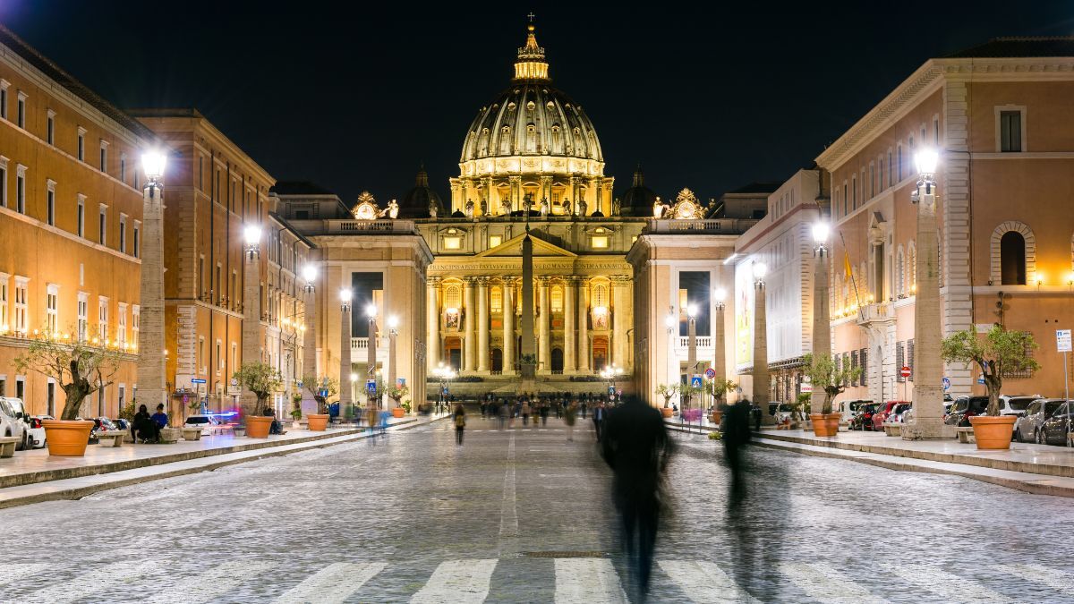 PLACE-SAINT-PIERRE-VATICAN-NUIT-SHUTTERSTOCK