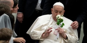 Le Pape, hospitalisé, remercie ceux qui le soutiennent dans la prière