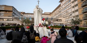 [EN DIRECT] Un chapelet récité chaque soir place Saint-Pierre pour le Pape
