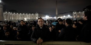 Sur la place Saint-Pierre, une &#8220;prière intense&#8221; pour la santé du pape François