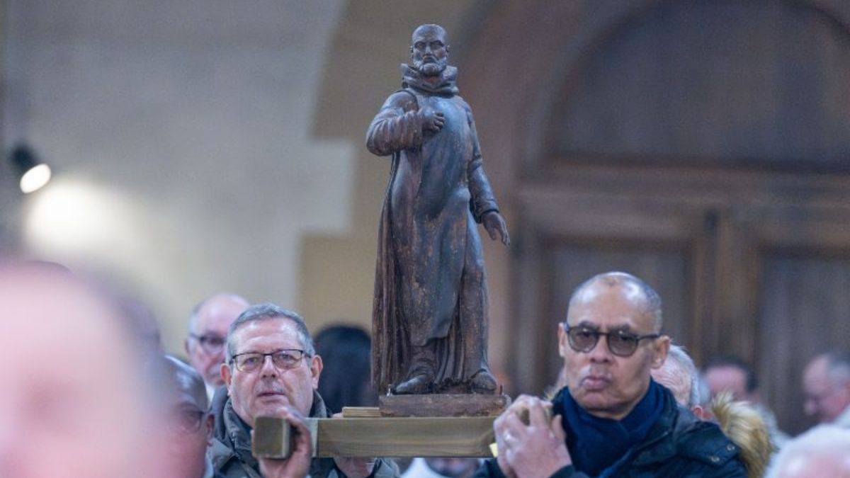 PROCESSION-POUR-LE-RETOUR-DES-RELIQUES-DE-SAINT-GAUCHER-DIOCESE-DE-VERSAILLES