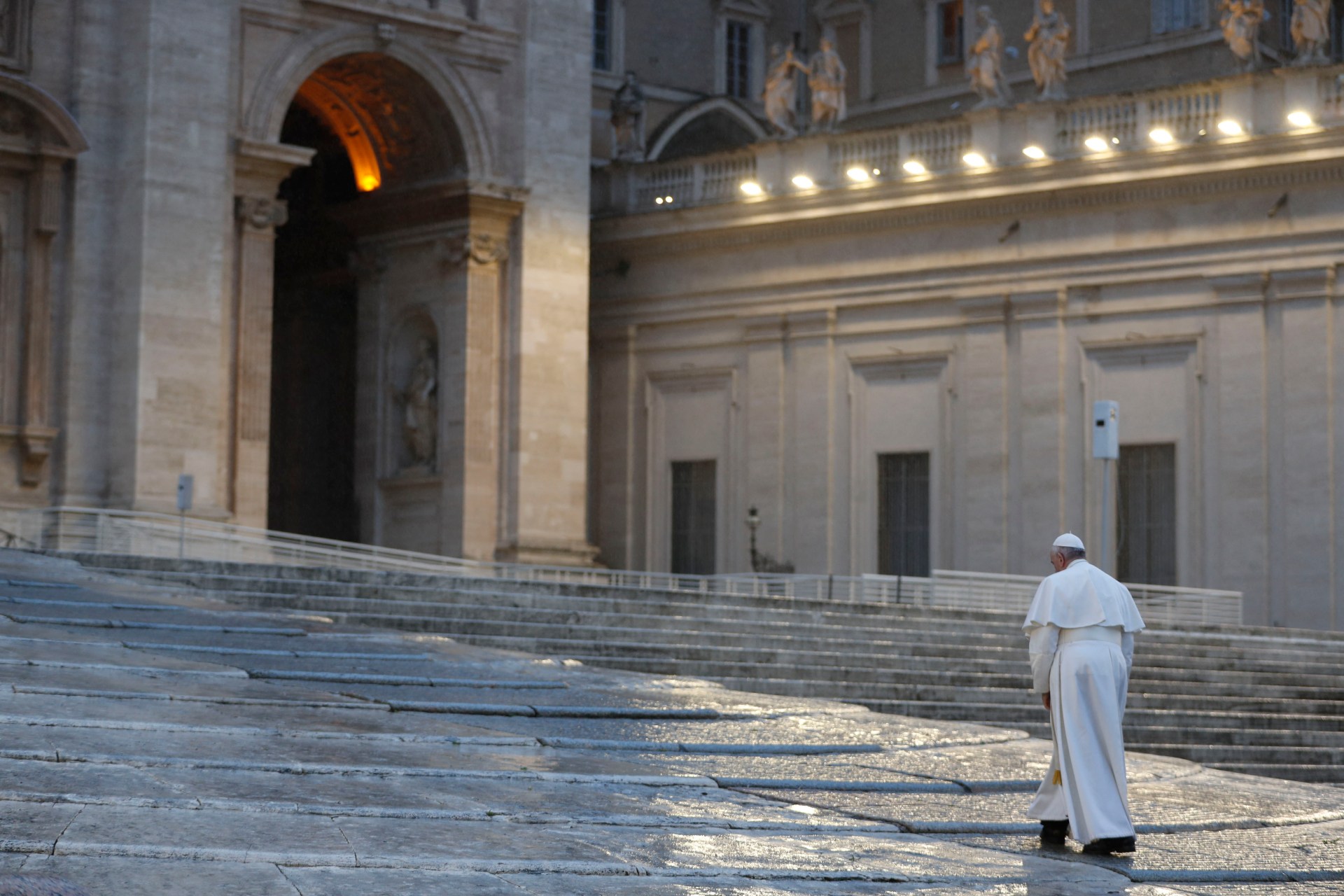 Pope-Francis-giving-the-Urbi-et-orbi-Blessing