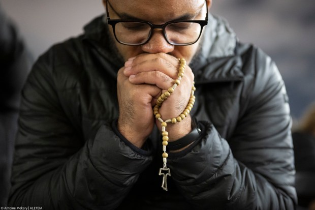 POPE-FRANCIS-HEALTH-HOSPITAL-ROSARY-PRAYER