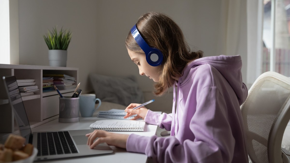 TEENAGE-WORKING-HOME-COMPUTER.jpg