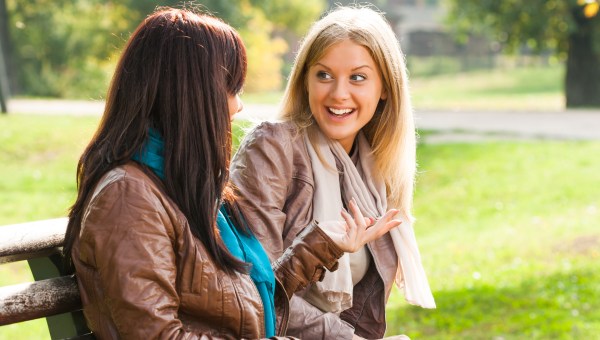 deux-femmes-discussion-shutterstock