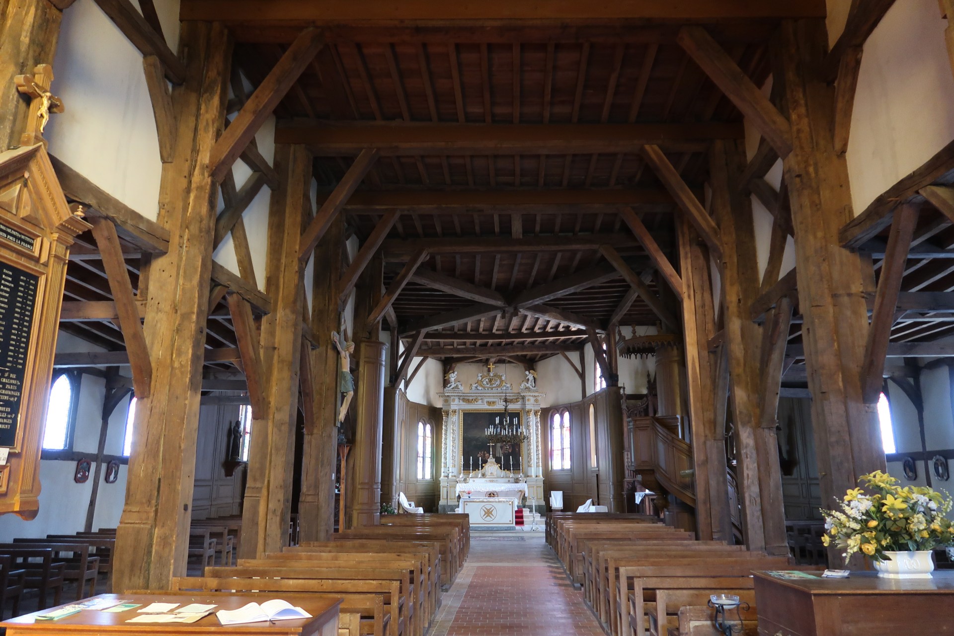 9-Outines_eglise_interieur-©-Robin-Chubret-CC-BY-SA-4.0-Wikimedia-Commons
