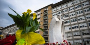 Angélus : le pape François « remercie du fond du cœur » le personnel médical pour les soins dont il bénéficie