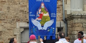 Toute la symbolique de la nouvelle bannière de Sainte-Anne d’Auray