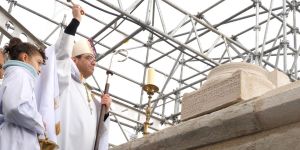[VIDÉO] La première pierre de la flèche de la basilique Saint-Denis est bénie !