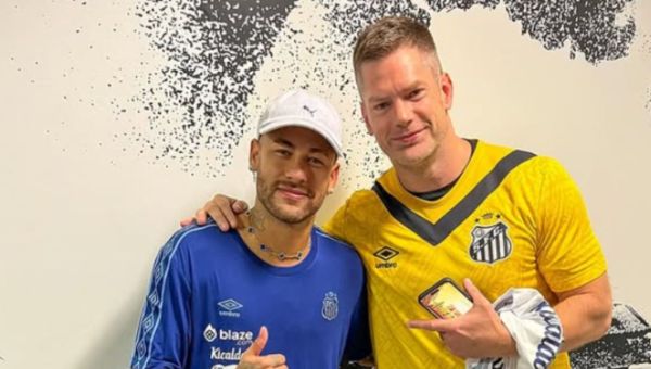 Corner Item Image - The Chosen : son plus grand fan est une star !