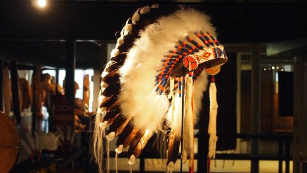 Coiffe de plumes fut offerte au pape François par le chef Wilton Littlechild