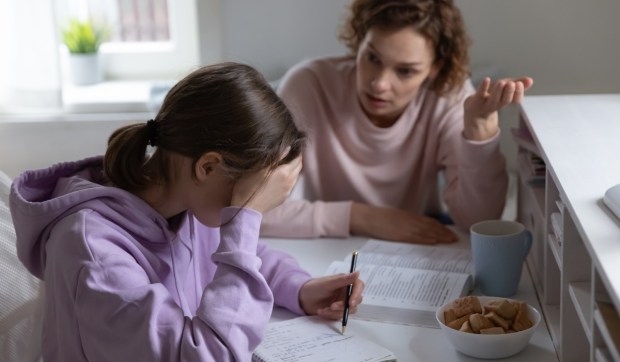 Corner Hero Image - Quatre techniques (éprouvées) pour rester calme quand les devoirs virent au cauchemar