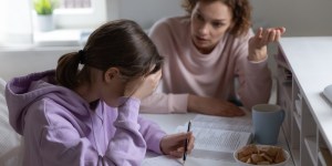 Quatre techniques (éprouvées) pour rester calme quand les devoirs virent au cauchemar