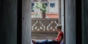 Comment gérer l’éloignement avec ses proches quand on part en mission à l’étranger ?