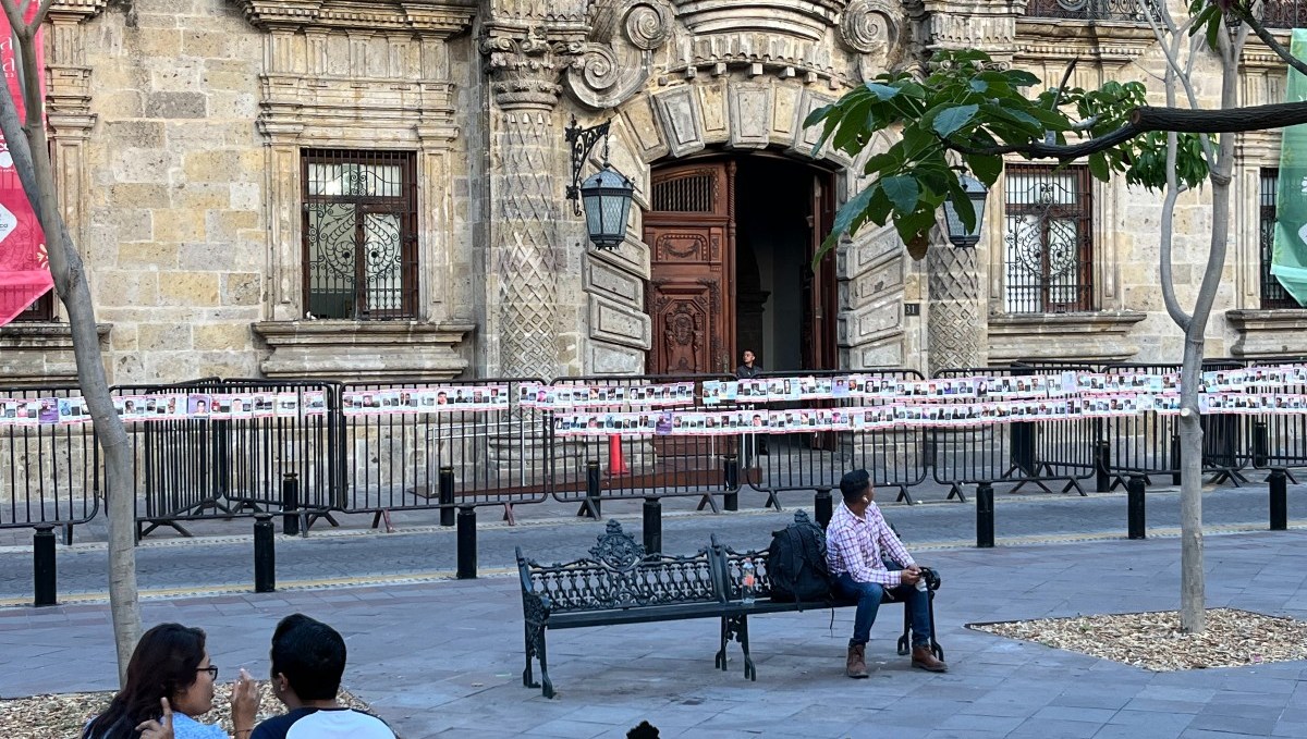 Devant la mairie de Guadalajara, au Mexique, des images affichées rappellent le sort de milliers de personnes disparues à cause du narcotrafic.