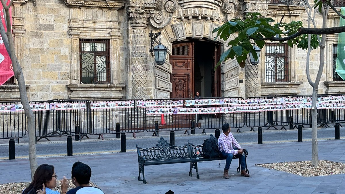 Devant la mairie de Guadalajara, au Mexique, des images affichées rappellent le sort de milliers de personnes disparues à cause du narcotrafic.