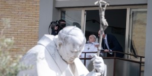 &#8220;Le laisser partir ou forcer&#8221; : un médecin raconte comment le Pape a failli mourir