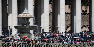 À Saint-Pierre de Rome, les fidèles affluent pour rendre un dernier hommage au Pape