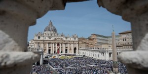 Qui dirige l&#8217;Église en attendant le conclave ?