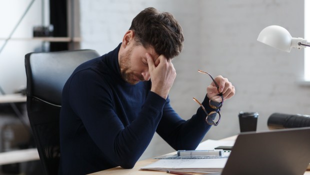 HOMME-TROU-DE-MEMOIRE-FATIGUE-SHUTTERSTOCK