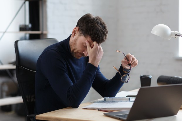HOMME-TROU-DE-MEMOIRE-FATIGUE-SHUTTERSTOCK