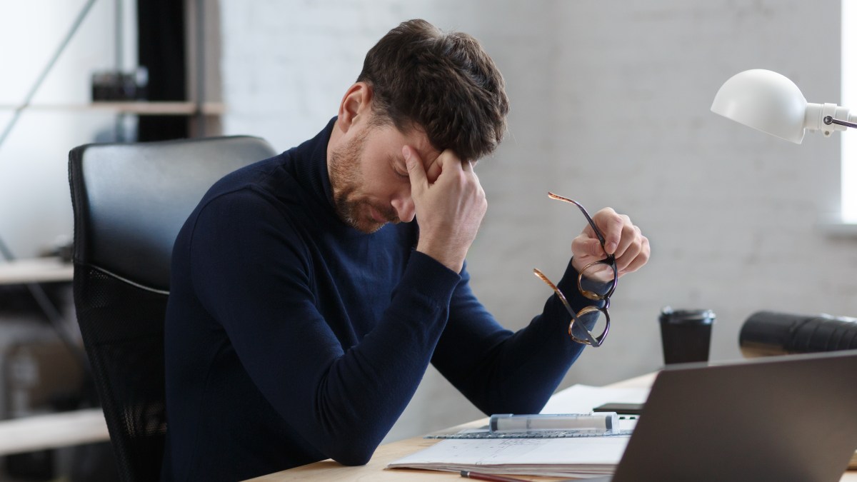 HOMME-TROU-DE-MEMOIRE-FATIGUE-SHUTTERSTOCK