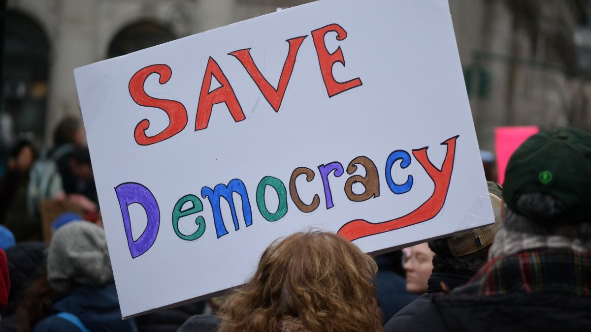 Image-dillustration-manifestation-pour-la-democratie-.jpg