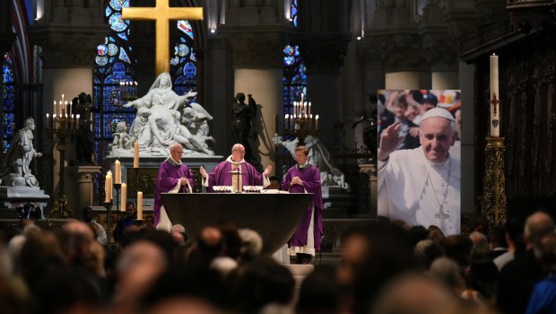 MESSE-HOMMAGE-PAPE-FRANCOIS-NOTRE-DAME-AFP
