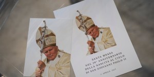 Le 8 avril 2005, le dernier adieu à Jean Paul II mettait Rome au centre du monde