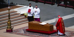 Pourquoi un livre était-il ouvert sur le cercueil du pape François ?