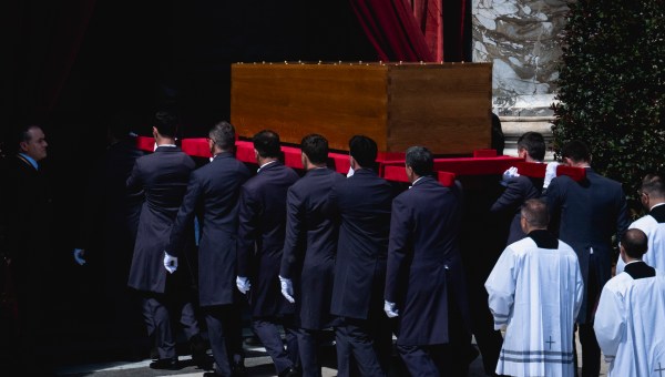Corner Item Image - De Saint-Pierre à Sainte-Marie-Majeure, le dernier voyage du pape François