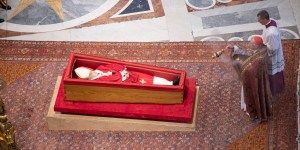 Pourquoi le rouge est-il la couleur de deuil des papes ?